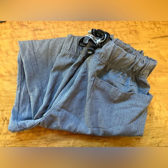 Climate Right Cuddl Duds scrub set, gray, Excellent condition, size small - Picture 8 of 8